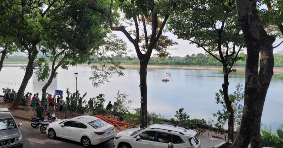 Hà Nội: Hiện trường vụ nam sinh lớp 11 đuối nước tử vong ở hồ Linh Đàm