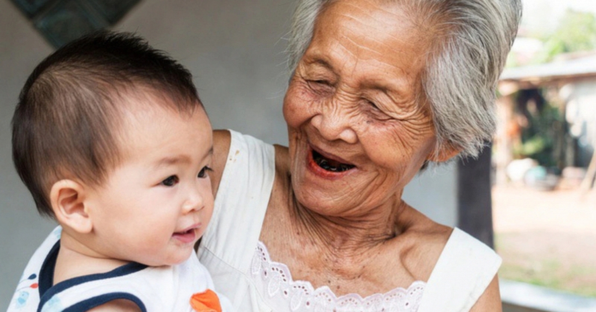 Không phải cứ "cháu hư tại bà", nếu ông bà và bố mẹ phối hợp nuôi dạy kiểu này thì trẻ thông minh hơn hẳn bố mẹ cùng trang lứa!