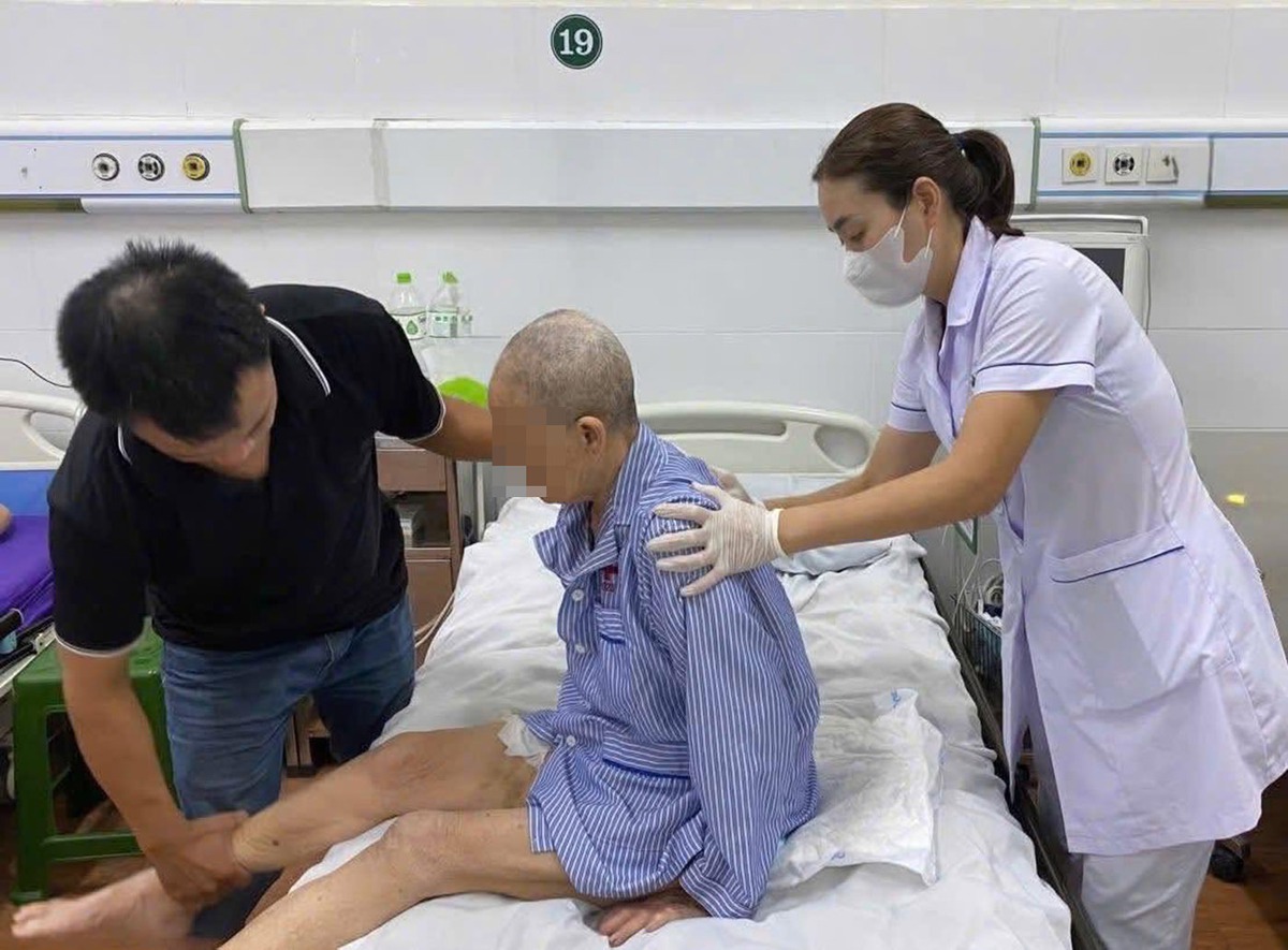Mắc thủy đậu tự điều trị tại nhà, người già viêm não, người trẻ suy hô hấp