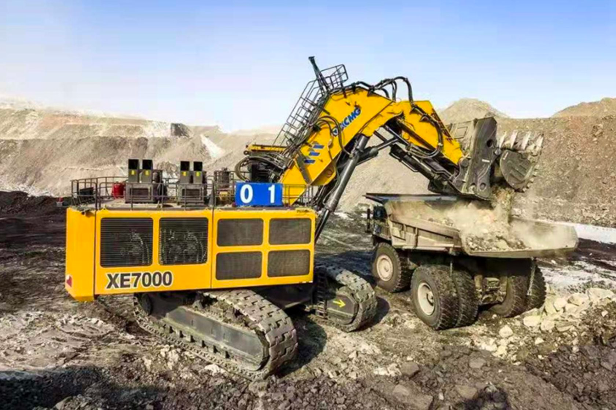 Phát hiện máy xúc Trung Quốc nặng 700 tấn, mỗi lần "hạ tay" lấy được 60 tấn đất đá, đang liên tục đào bới, làm việc 18 tiếng không nghỉ