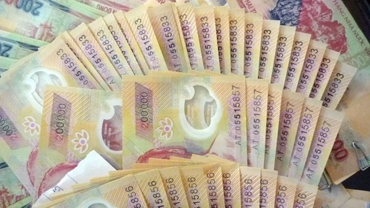 Cảnh báo xuất hiện tiền giả loại mới mệnh giá 100.000 đồng và 200.000 đồng