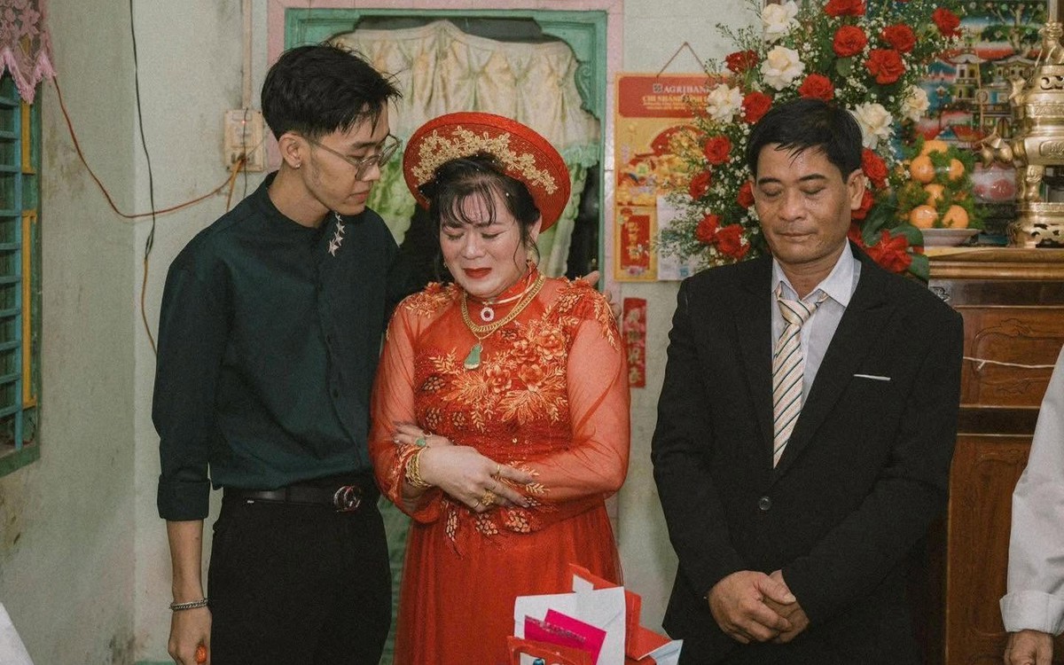 “Con xin phép gọi cô là má”: Lời nói khiến cô dâu U50 bật khóc trong ngày cưới