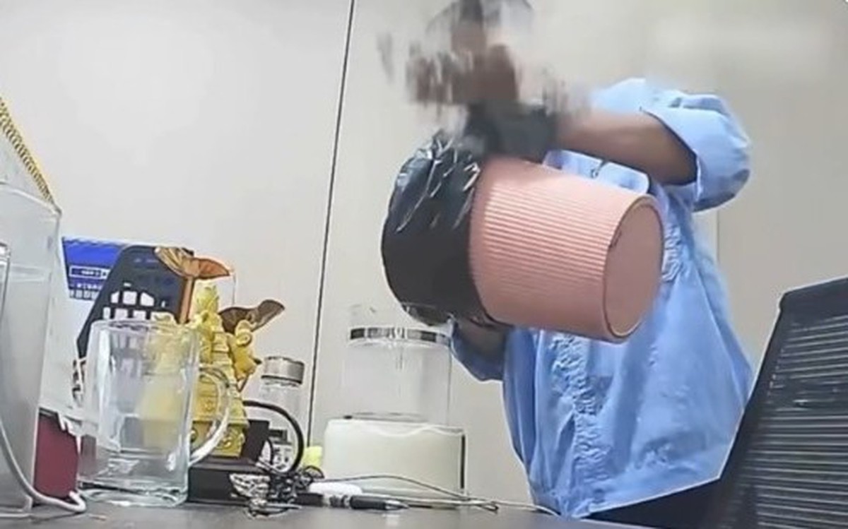 Đoạn clip gây sốc: Nhân viên đổ nước bẩn từ thùng rác vào cốc nước của đồng nghiệp
