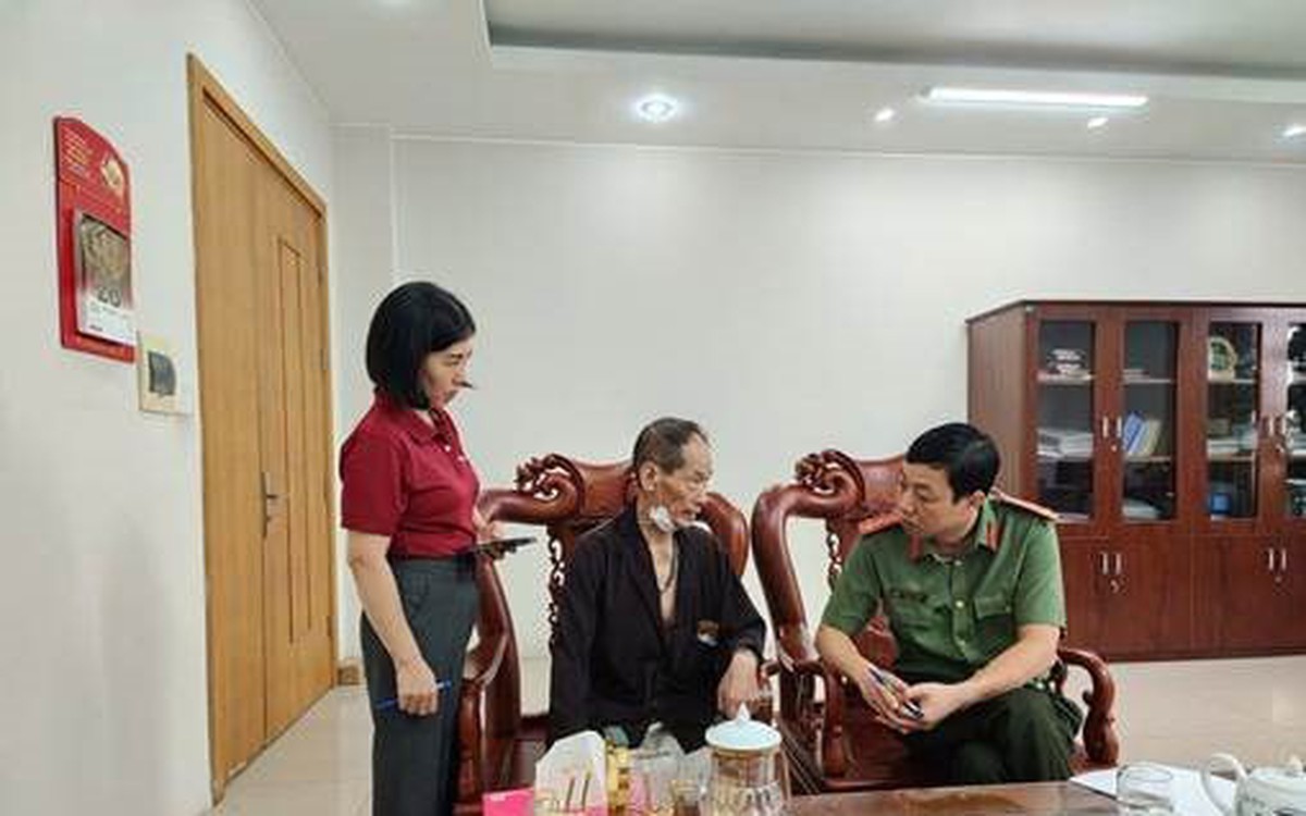 Đúng ngày giá vàng rớt mạnh, cụ ông mang 1,2 cây vàng cùng 50 triệu đến Agribank giao dịch: Công an mời làm việc gấp