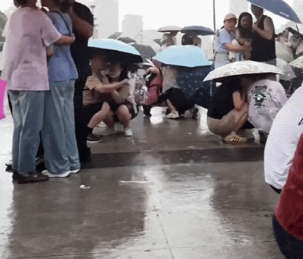 Cảnh tượng mưa xối xả ở thành phố ven biển: Có phải do siêu bão Ba Vì không?