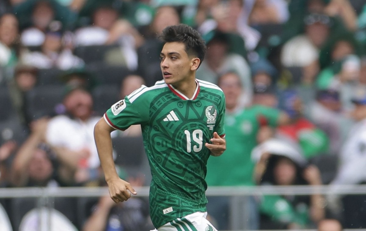 Thần đồng bóng đá Mexico 17 tuổi tốt nghiệp cấp 3 giữa World Cup 2026