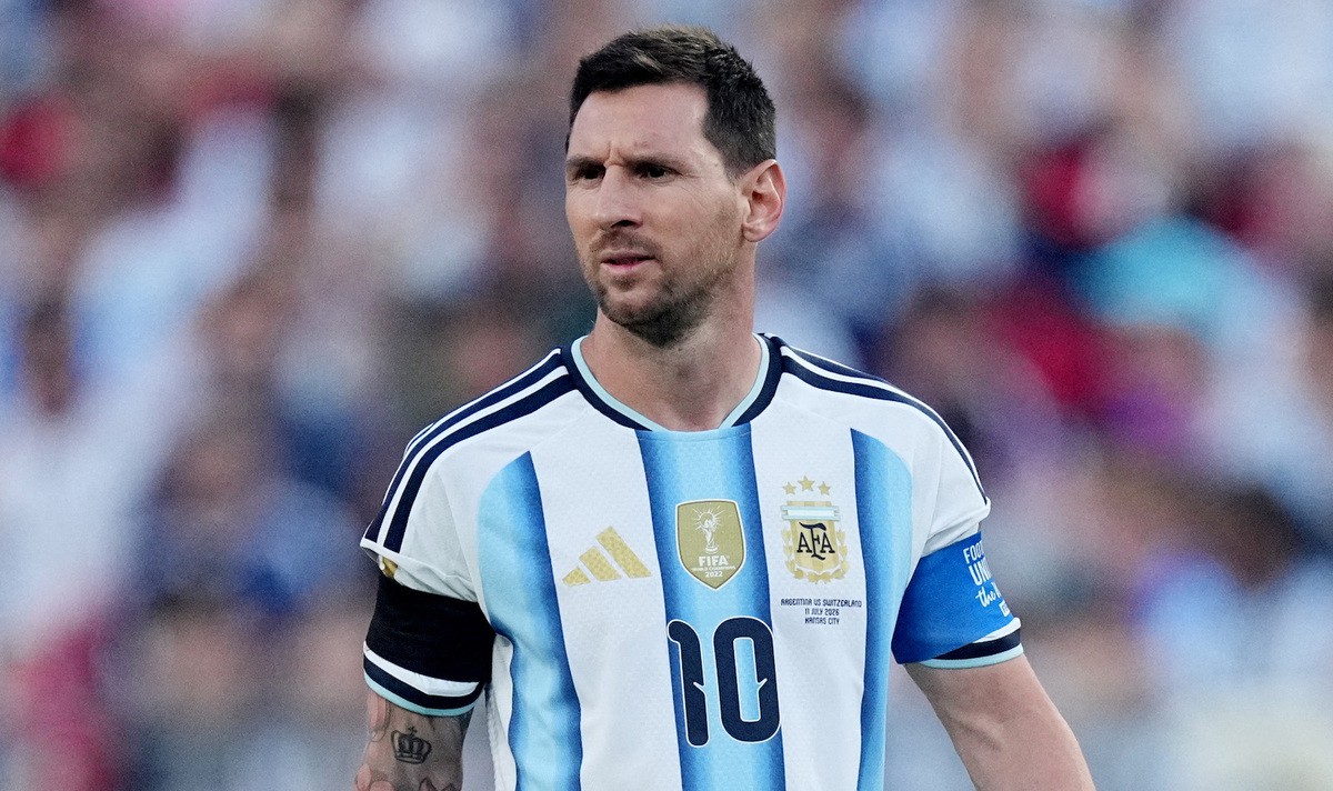 Vì sao Messi đeo băng đen ở trận Argentina thắng Thụy Sỹ 3-1?