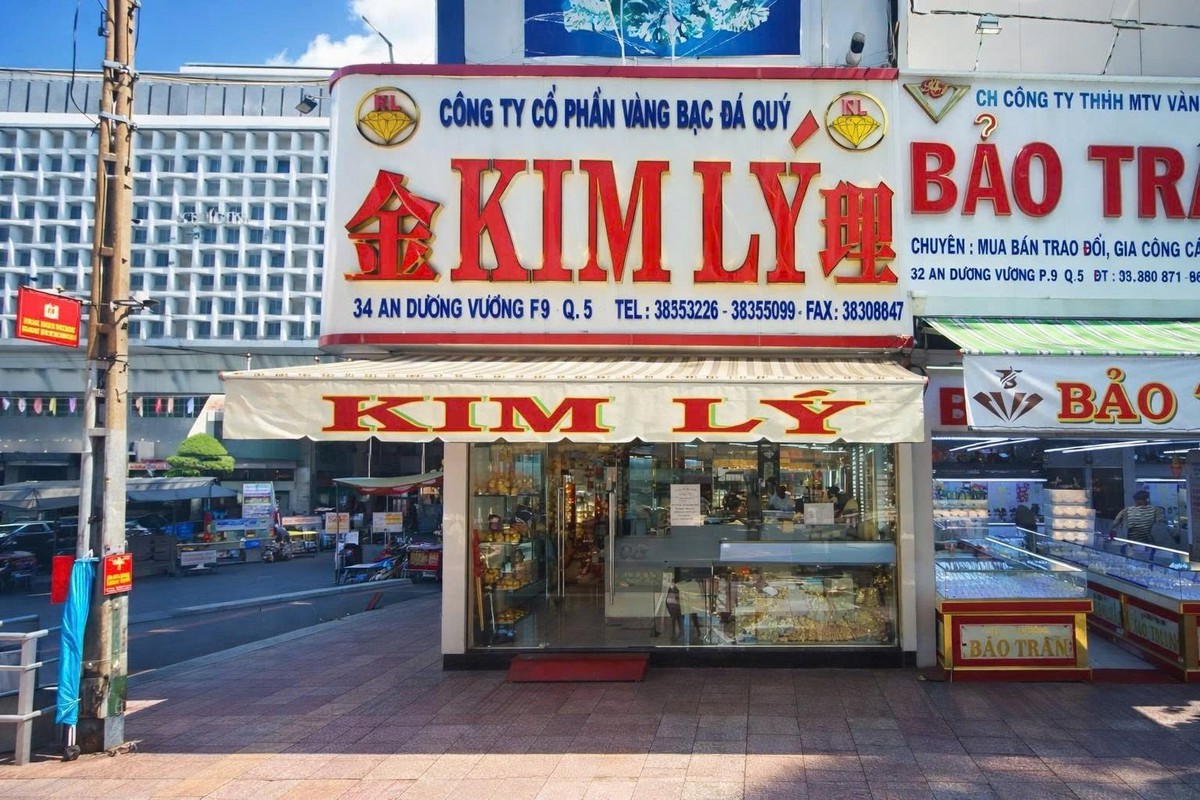 Vụ chủ tiệm vàng Kim Lý nổi tiếng hàng đầu Tp. HCM bị khởi tố: Hé lộ thủ đoạn giao nhận bằng “mật mã” đặc biệt và cách giấu kim cương qua cửa kiểm tra