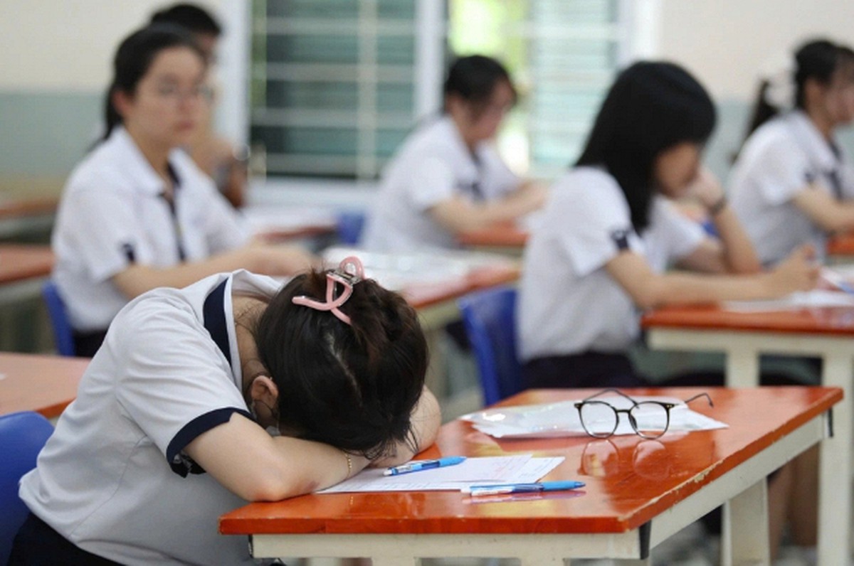 Nóng: Hủy toàn bộ kết quả thi của thí sinh mang điện thoại vào phòng thi tại 1 địa phương, xem xét trách nhiệm cán bộ coi thi
