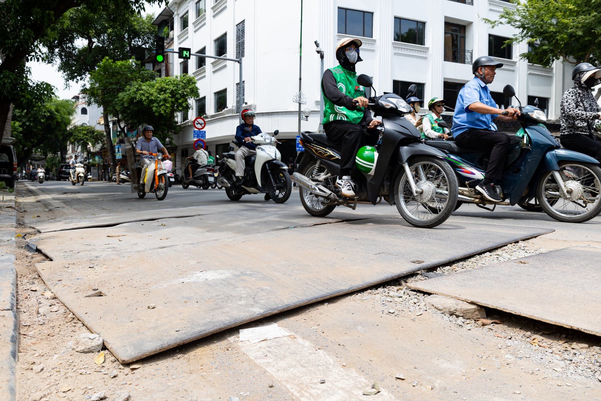 Hàng loạt tuyến phố cổ Hà Nội bụi mịt mù, mặt đường nham nhở