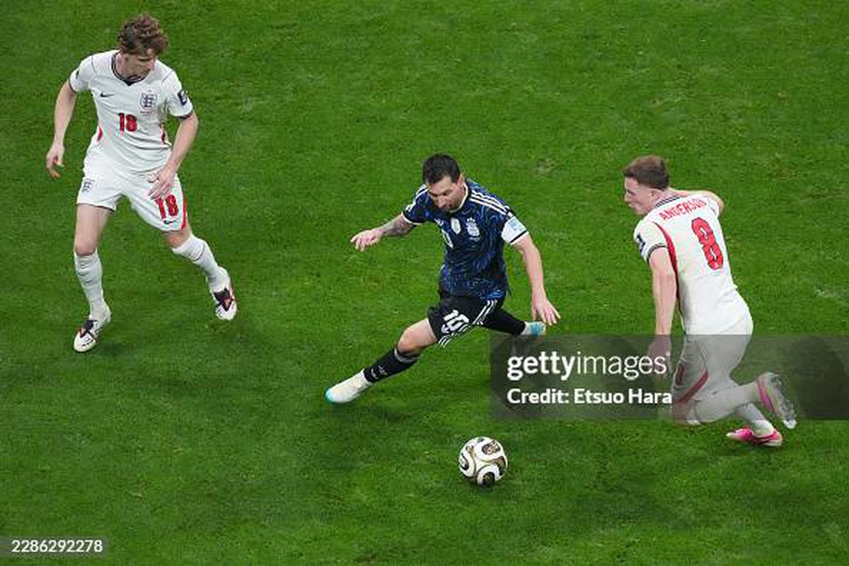 Messi đã trở thành “nỗi kinh hoàng” với bóng đá Anh như thế nào?
