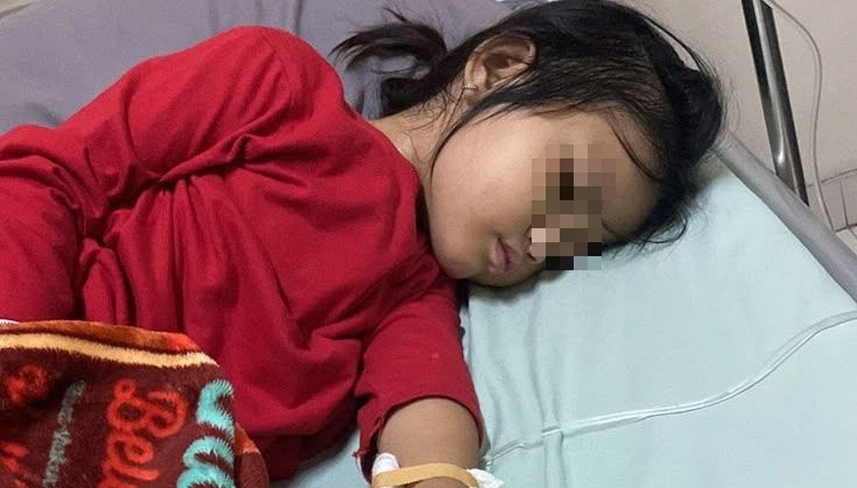 Bé gái 5 tuổi nhiễm "siêu vi khuẩn", gặp nguy hiểm vì món ăn vặt ngọt mát mùa hè người lớn còn mê