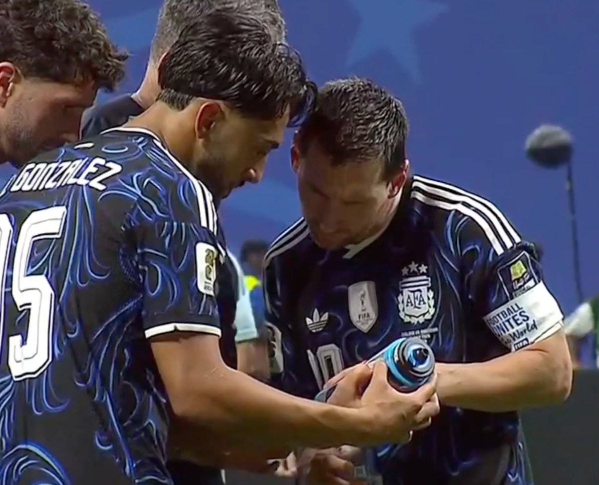 Hài hước: Messi lấy được bí kíp của tuyển Anh nhưng phải nhờ đồng đội... dịch hộ tiếng Anh
