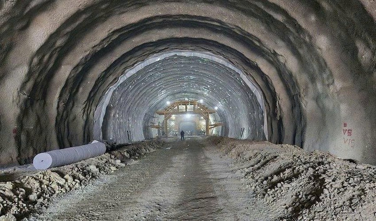 Khối đá lớn rơi, hầm cấp đặc biệt dài 3.200m lóe sáng, 1.000 người vỡ òa vì thành công lớn