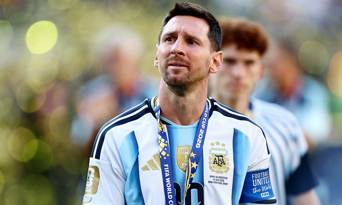 Messi bình thản sau thất bại, nhìn lên khán đài...
