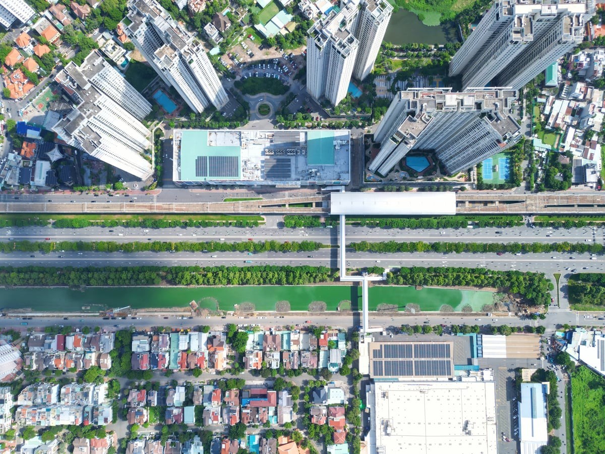 Cận cảnh rạch Đá Đỏ cạnh metro số 1 dần "hồi sinh" sau nhiều năm ô nhiễm