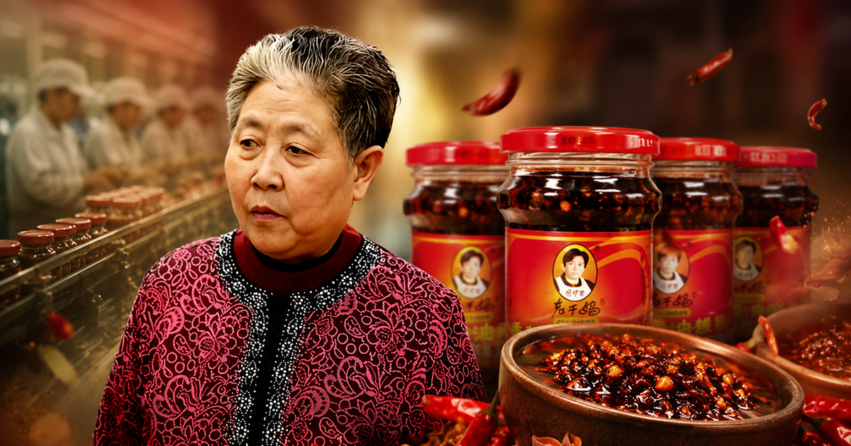 Người phụ nữ không biết chữ đứng sau lọ dầu ớt ...