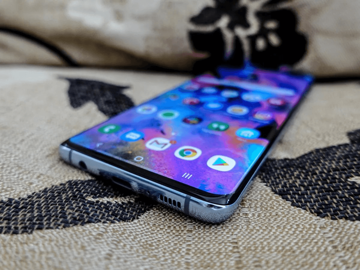 Bỏ hơn 30 triệu mua điện thoại Samsung, sao vừa mở máy người dùng đã phải còng lưng đi “dọn rác”?