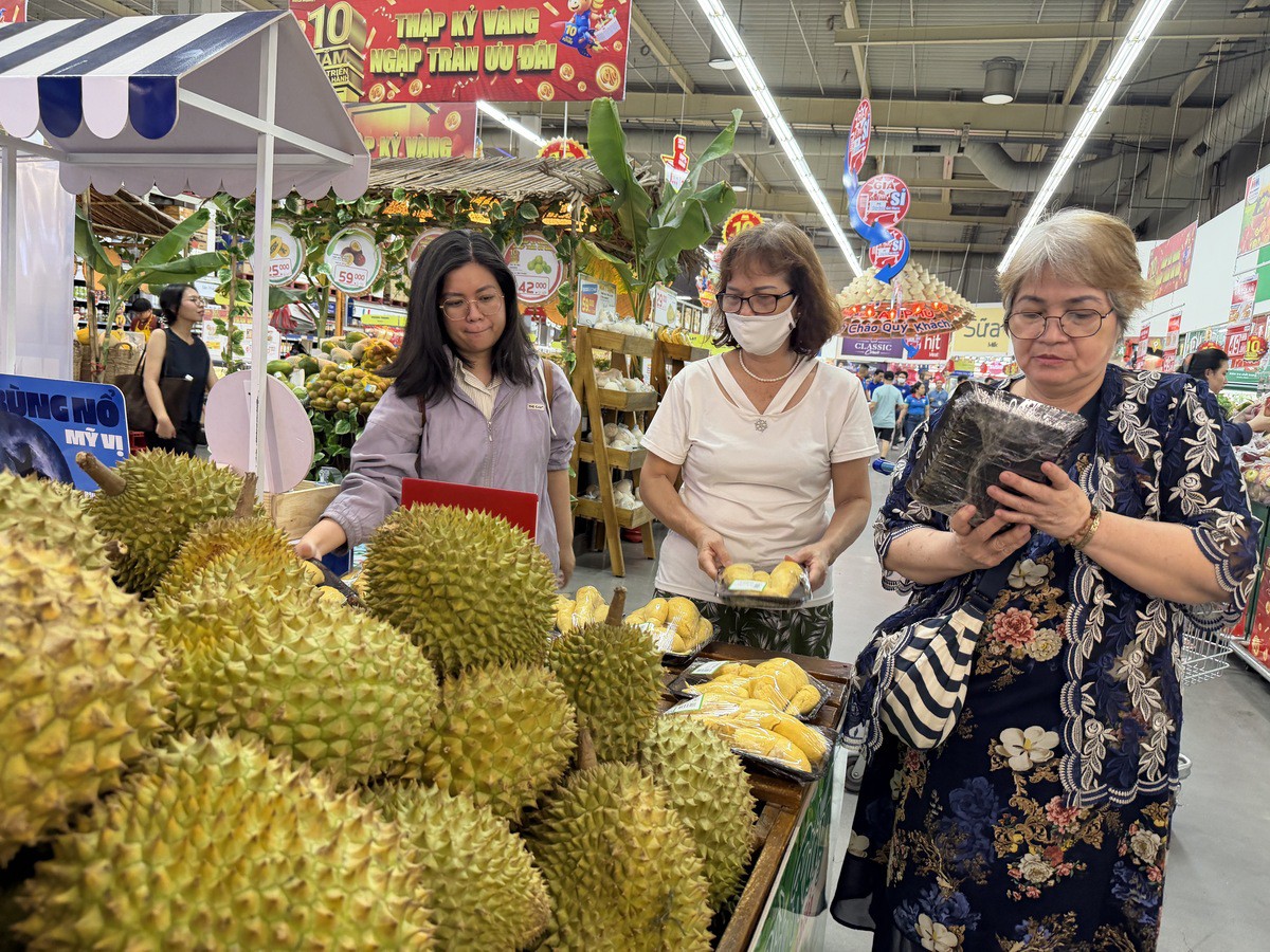 Bơ, sầu riêng rẻ chưa từng có, siêu thị hút khách mua sắm