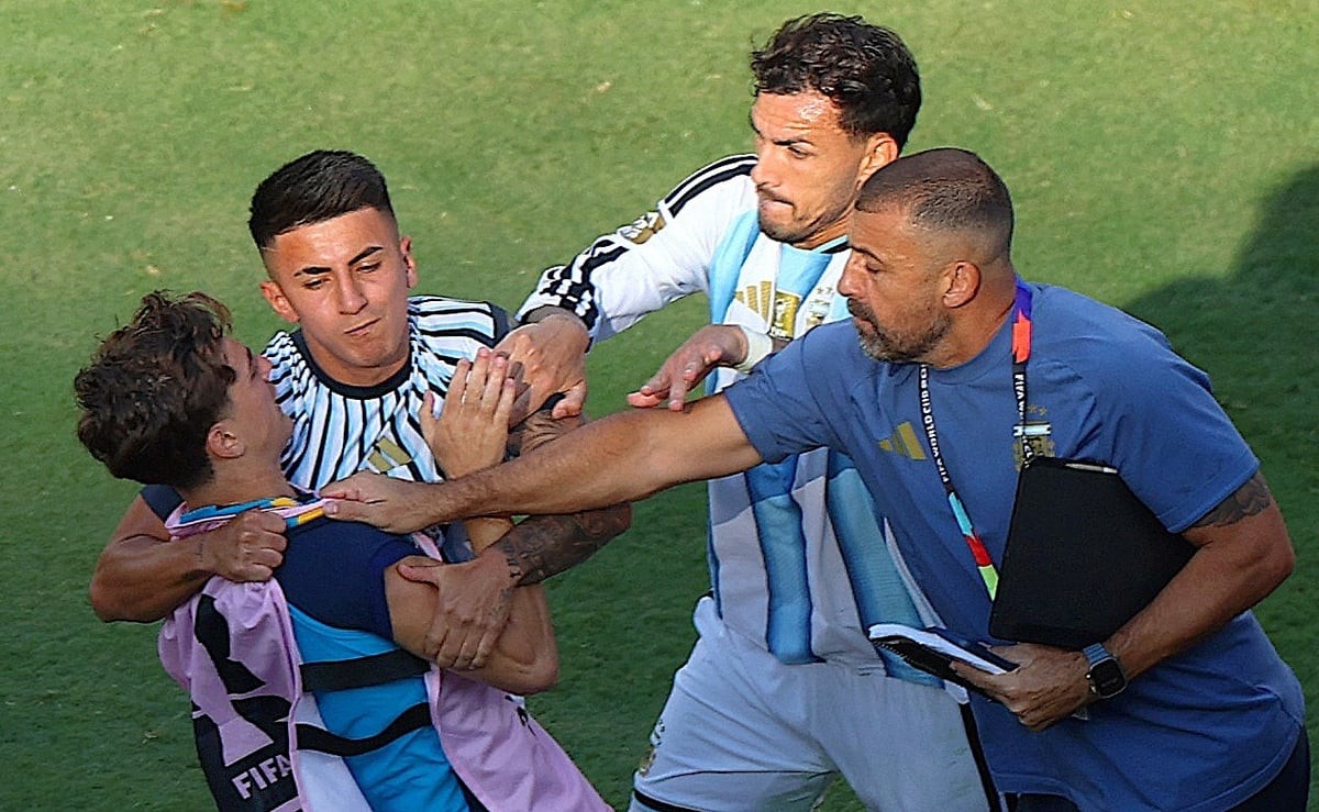 FIFA nhầm lẫn, đồng đội Messi đánh cầu thủ Tây Ban Nha thoát thẻ đỏ