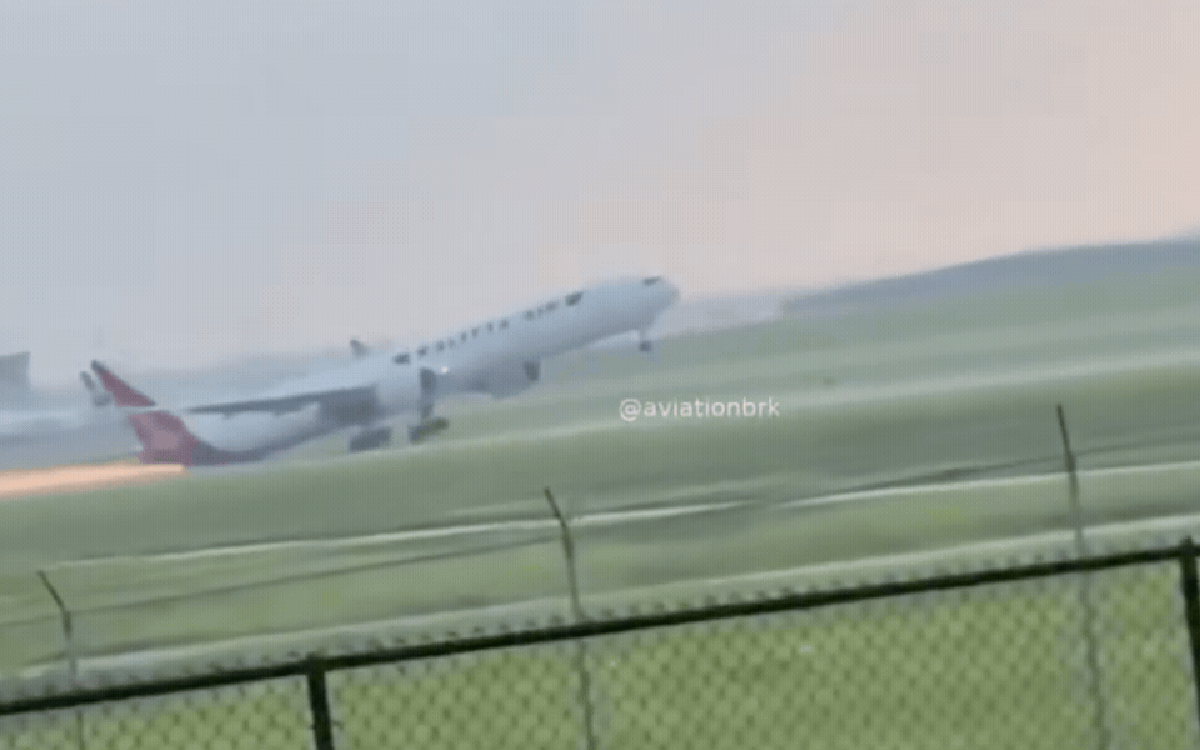 Máy bay Boeing 777 cào đuôi xuống đường băng, tia lửa bắn tung tóe khiến nhiều người kinh hãi, khoảnh khắc nghẹt thở được ghi lại