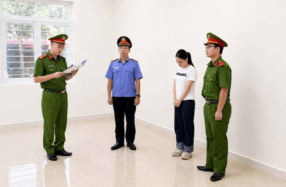 Kiểm tra nhà, bắt tạm giam Phạm Thị Huyền SN 1998 bán hàng online qua Zalo, Facebook