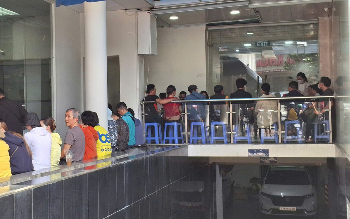 Người dân đang đi bán vàng miếng SJC đông bất t...