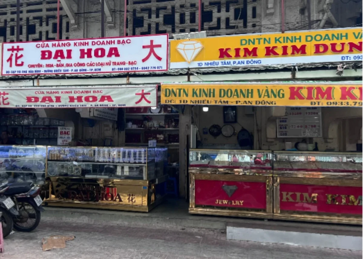 Cảnh khác lạ khi giá vàng giảm không ngừng