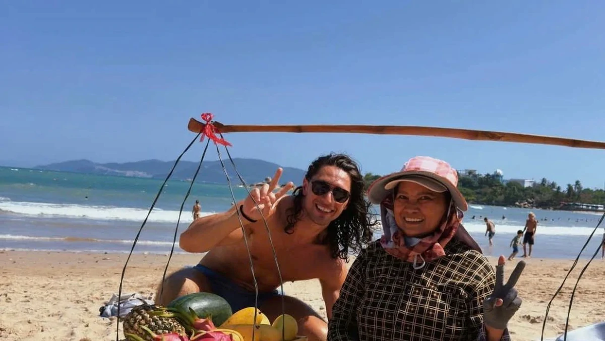 Bà bán hàng rong hát tiếng Anh nổi tiếng Nha Trang bị xử lý vi phạm