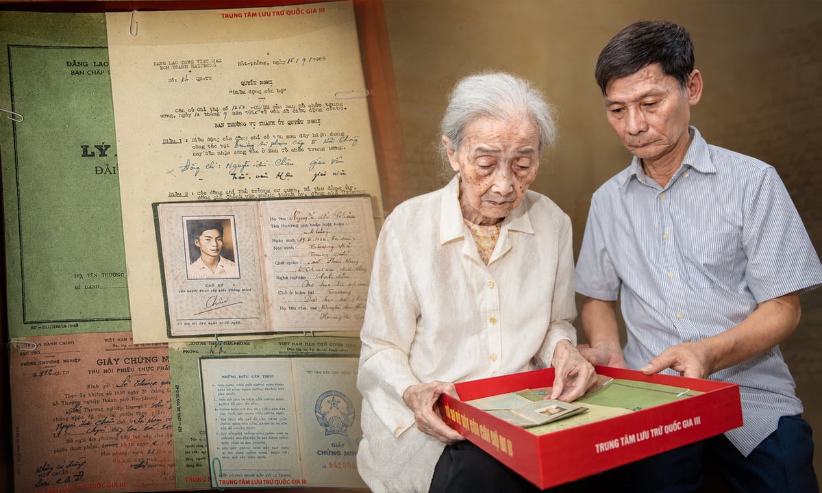 60 năm chờ đợi, người vợ 93 tuổi nghẹn ngào đón 96 trang kỷ vật của chồng liệt sĩ