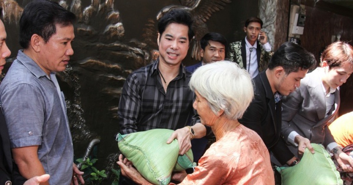 "Ông hoàng nhạc sến" yêu Việt Nam da diết: Ở nhà nghìn tỷ, bị cắt điện vì hết tiền