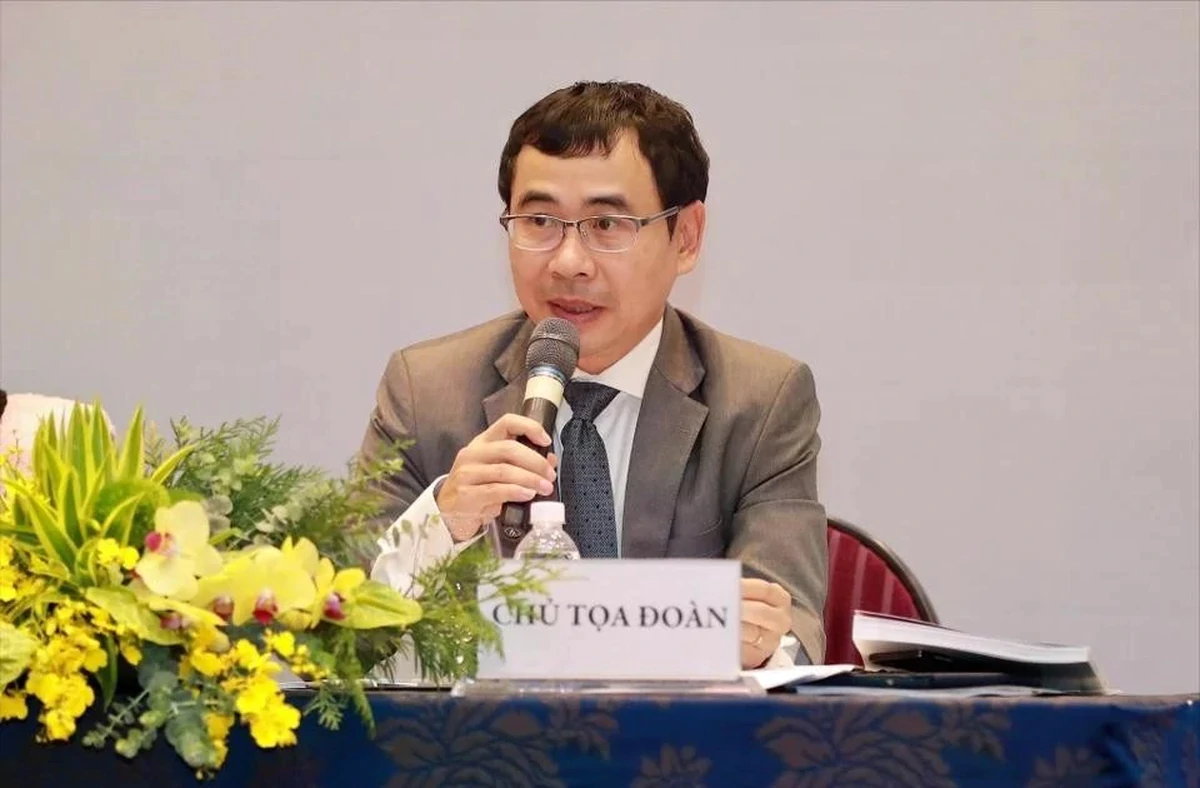 Giá cổ phiếu công ty lao dốc, lãnh đạo mạnh tay thu gom