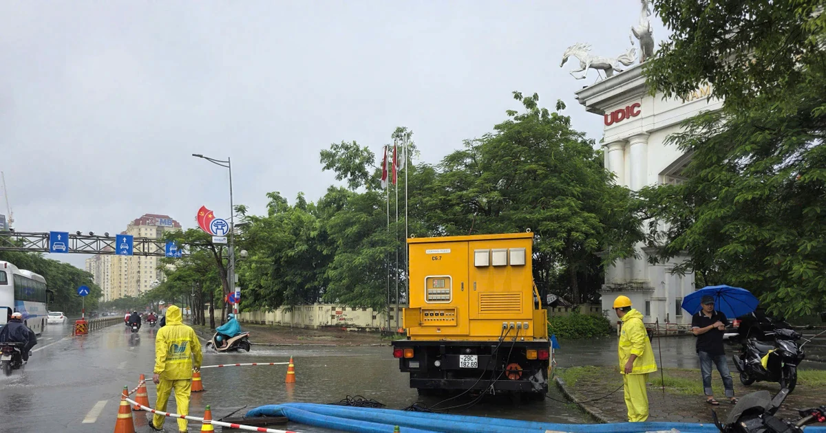 Mưa lớn từ sáng sớm, nhiều tuyến phố Hà Nội ngập cục bộ