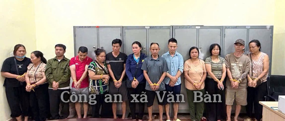 Đột kích nhà một phụ nữ SN 1986, thu giữ gần 56 triệu tiền mặt, 8 điện thoại, 1 bộ dụng cụ: Bắt quả tang 11 người