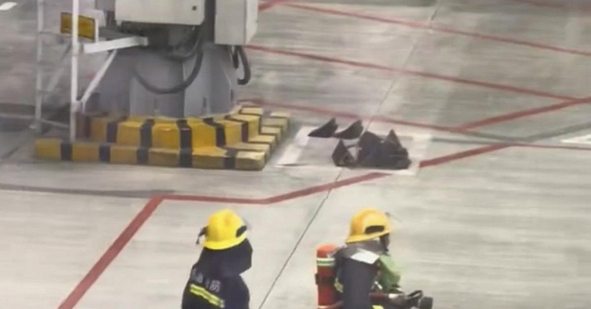 Máy bay vừa hạ cánh thì lửa bất ngờ bùng lên, khói đen bao trùm khoang hành khách