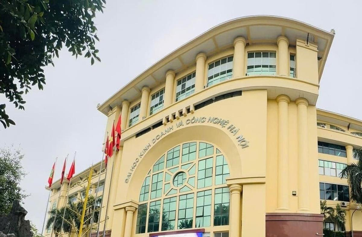 Đình chỉ học một năm hai nữ sinh y khoa livestr...