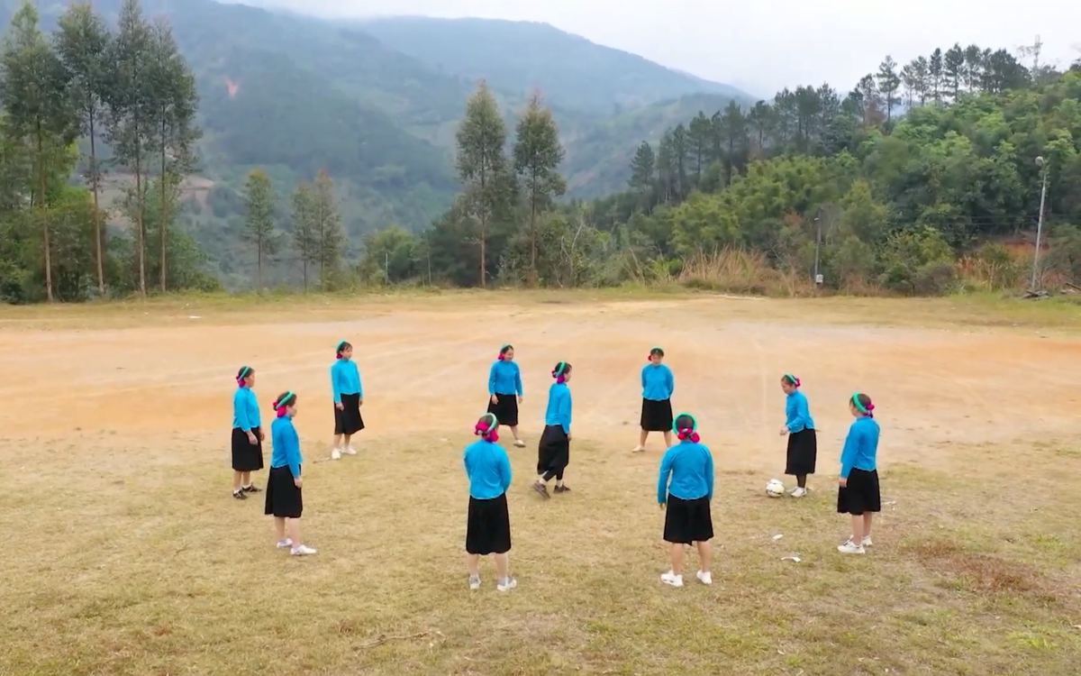 Phụ nữ Sán Chỉ sống trọn đam mê với bóng đá từ đôi chân trần