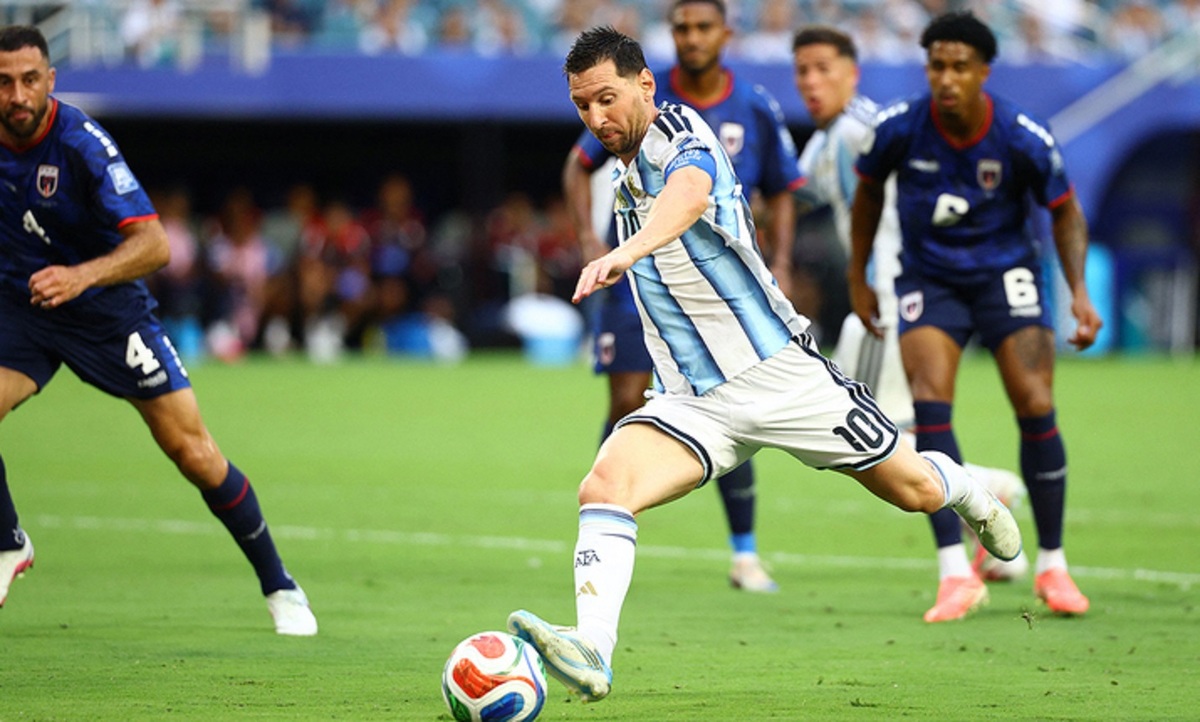 Messi phá kỷ lục kiến tạo của Maradona và Pele
