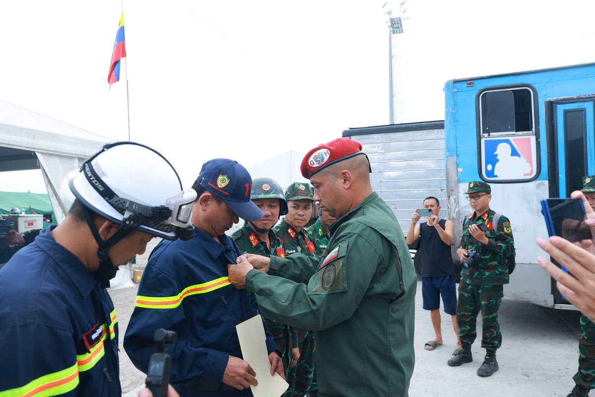 Trao Huy chương "Anh hùng Venezuela" tặng đoàn cứu nạn, cứu hộ Việt Nam