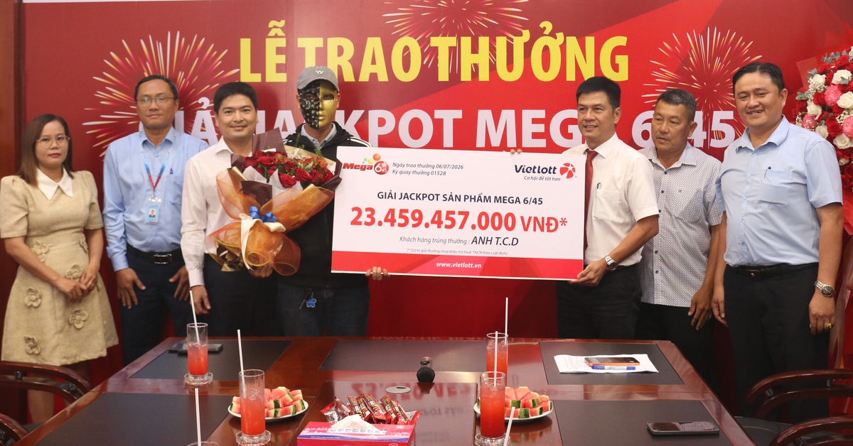 Đang uống cà phê thì phát hiện trúng Vietlott h...