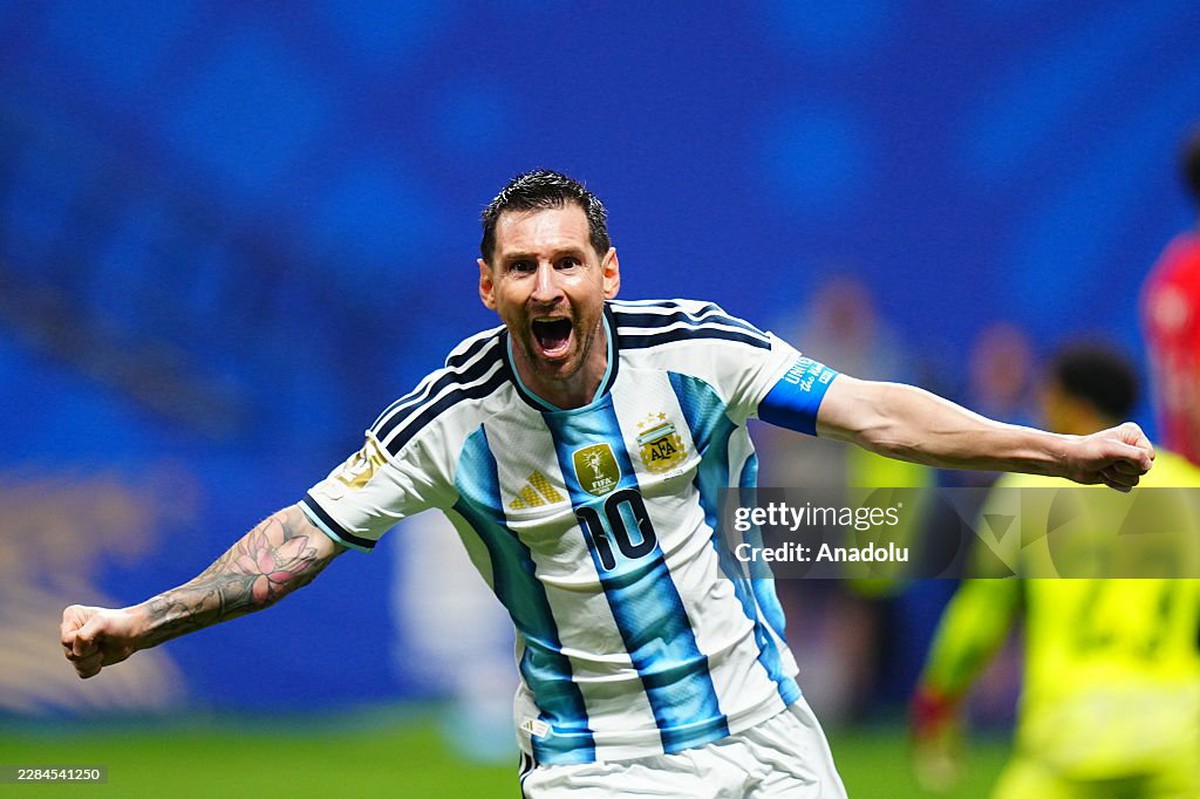 Messi hỏng penalty nhưng vẫn lập siêu kỷ lục, A...