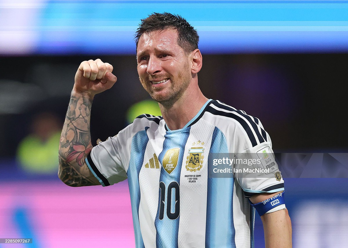 Trọng tài thiên vị trắng trợn Messi, nhưng vị thần bóng đá sẽ tha thứ cho tất cả!
