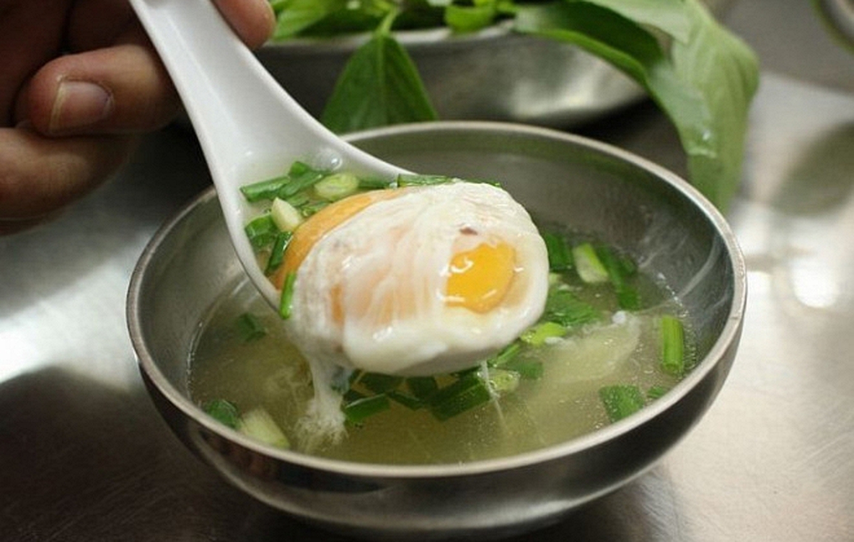 Bé trai 5 tuổi nôn mửa, sốt cao nguy kịch sau khi ăn món trứng bồi bổ từ bà nội