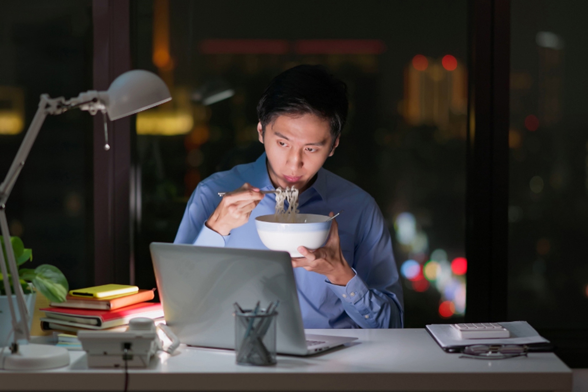 2 giờ sáng vẫn online, người trẻ "sập nguồn", tự tích lũy nguy cơ bệnh tật