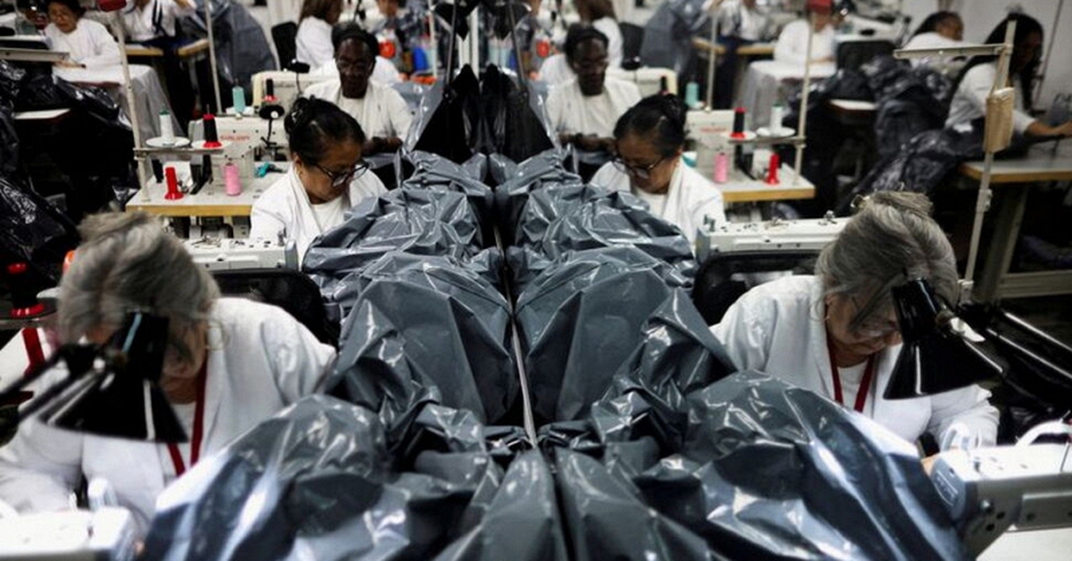 Venezuela: Xưởng thời trang chuyển từ may váy cưới sang may túi đựng thi thể sau thảm họa động đất