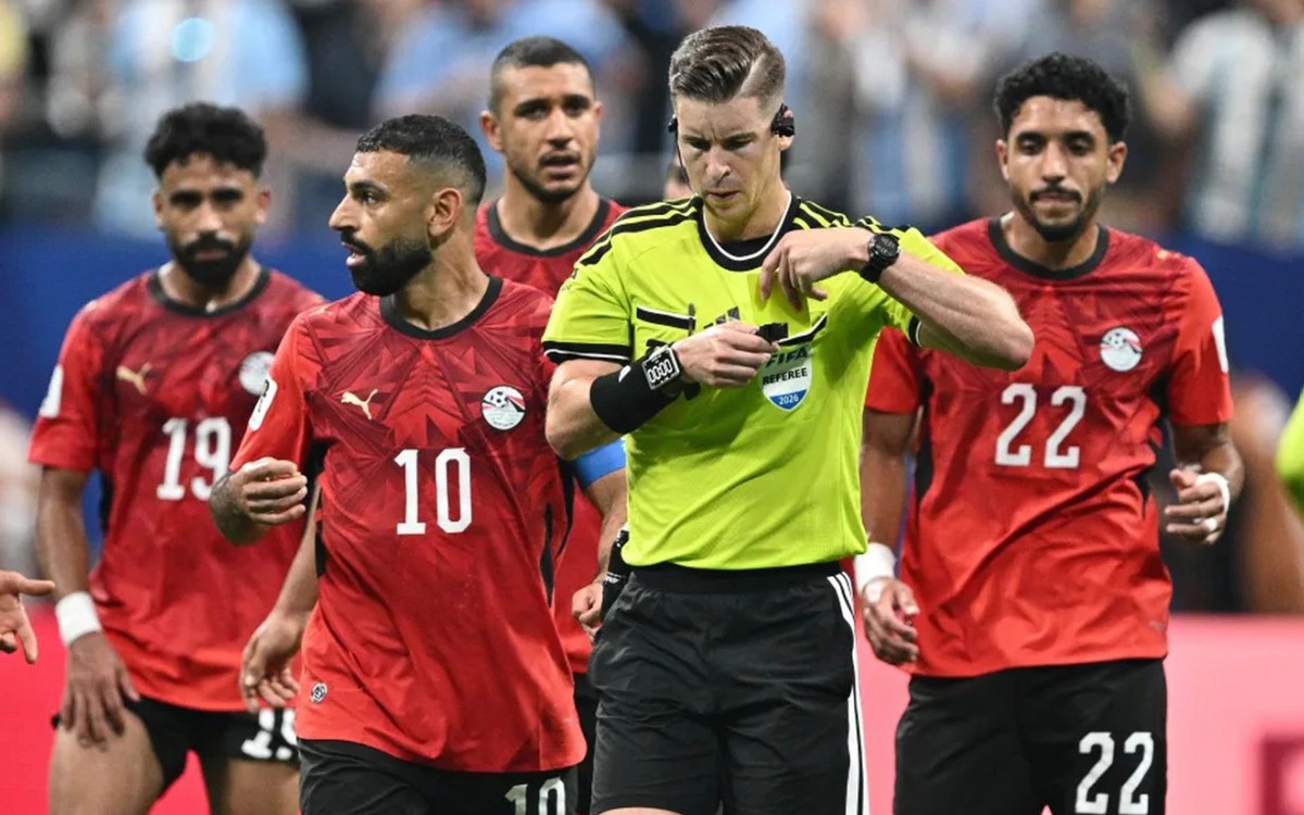 Chân dung trọng tài chính trong trận Ai Cập - Argentina: Theo nghề từ 13 tuổi, từng khiến cả châu Âu phải ngả mũ