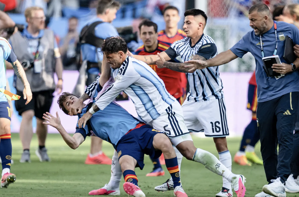 FIFA cáo buộc Argentina hàng loạt vi phạm sau W...