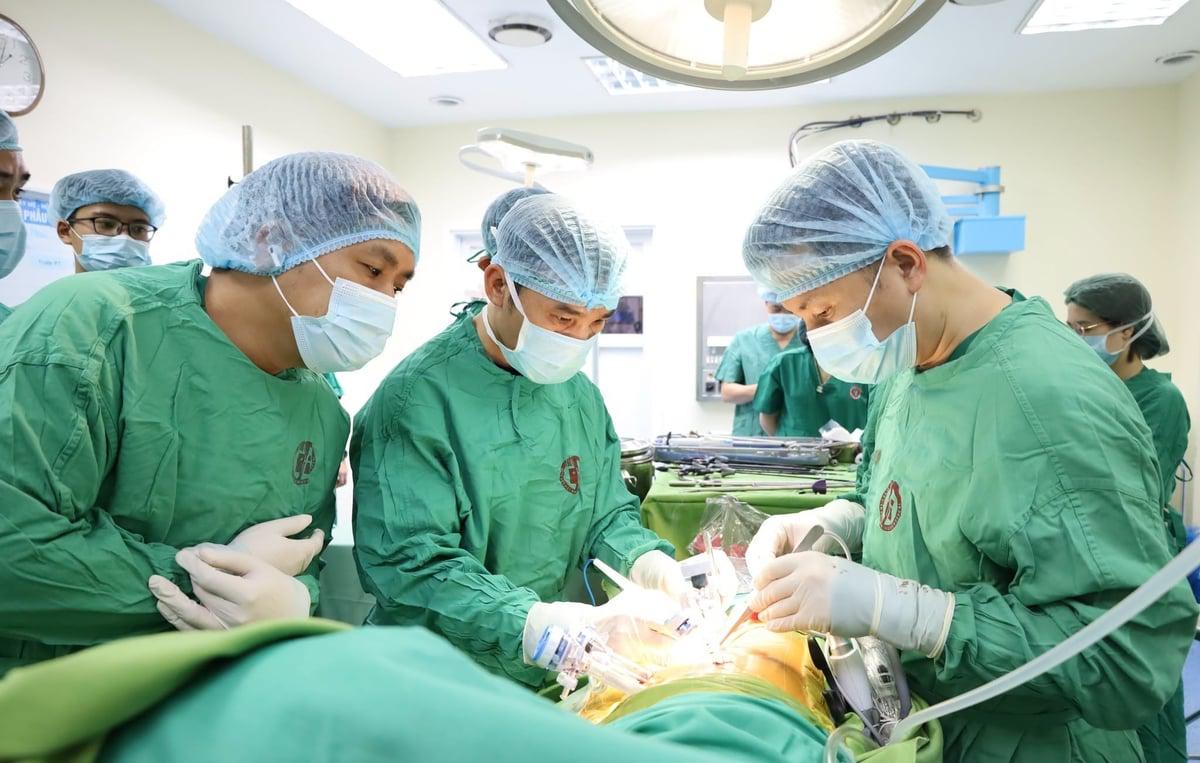 Cha 60 tuổi hiến thận cứu con trai