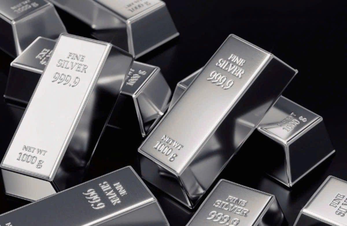 Một thế lực bất ngờ "gom" gần 90 tấn bạc trong một ngày