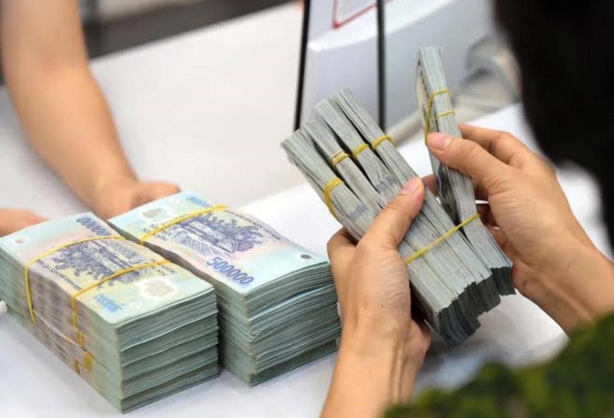 Nhiều ngân hàng hạ lãi suất huy động